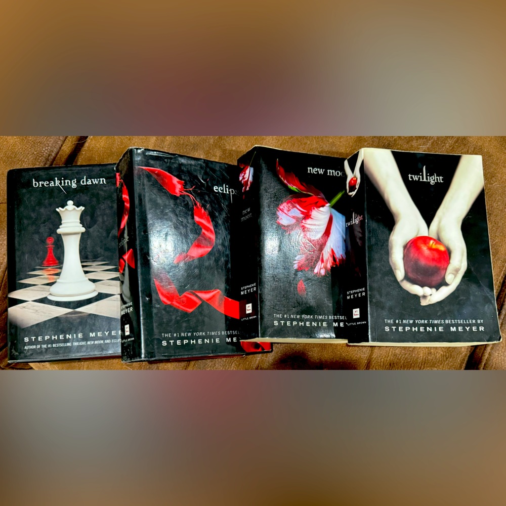 ❤️COMPLETE SET OF TWILIGHT SAGA BOOKS❤️TWILIGHT,NEW MOON,ECLIPSE & BREAKING DAWN